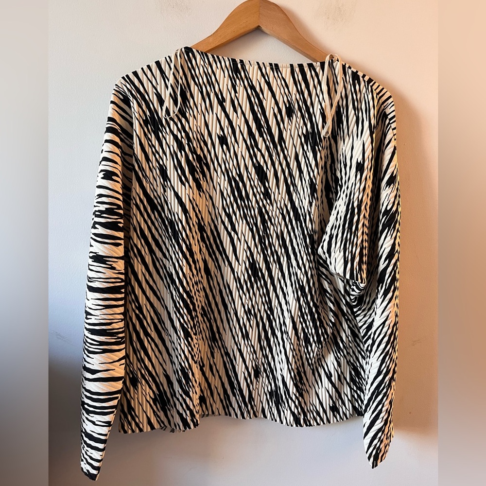 COS Rounded Pleated Top - Small - Picture 8 of 8